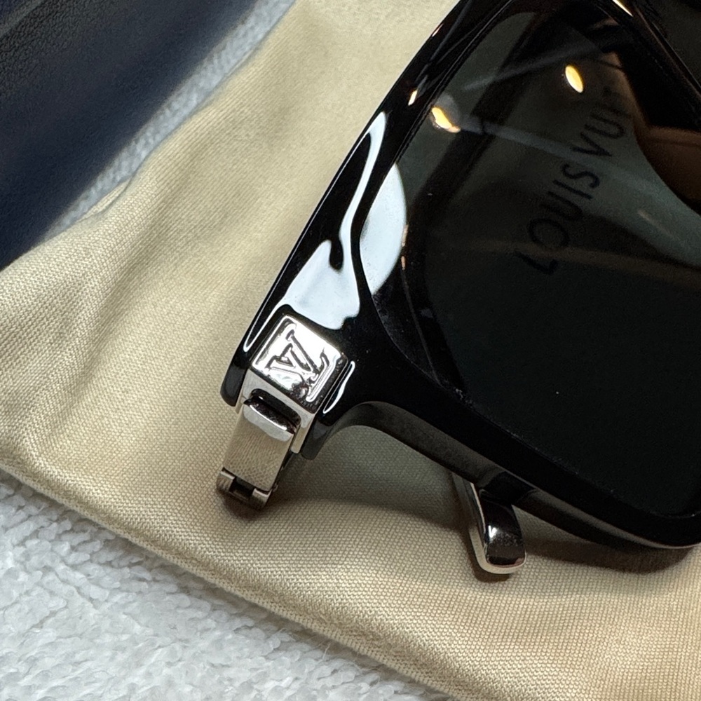 Louis Vuitton Rise Square Sunglasses Black - Picture 9 of 14